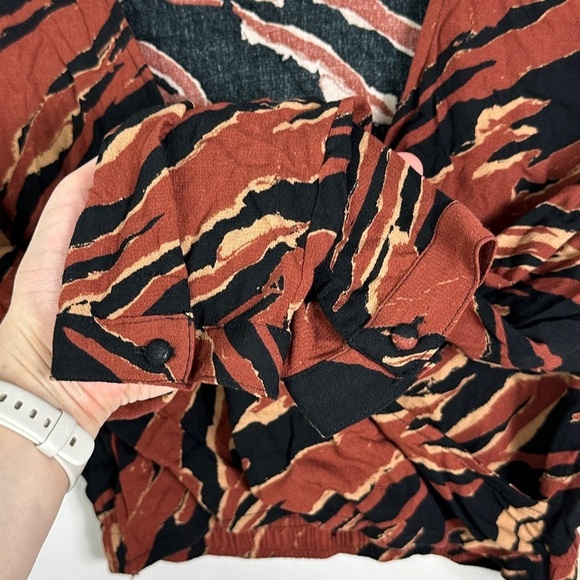 NEW Nordstrom Surplice V-Neck Crop Top Burnout Tiger Stripe Brown Size Small - Picture 5 of 9